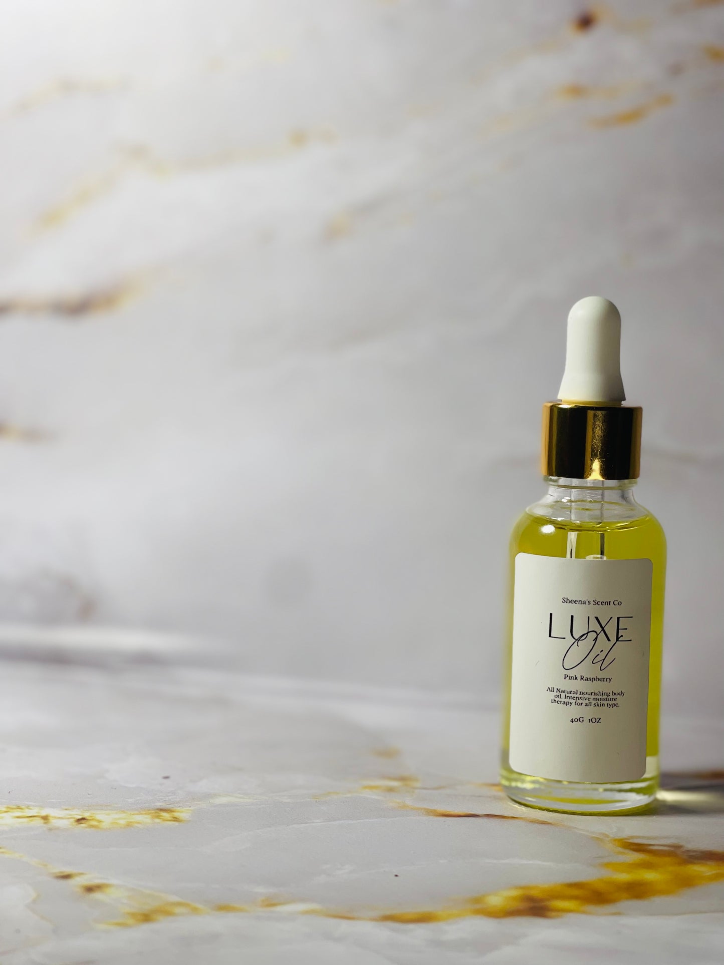 LUXE gives your skin a pure, all-natural luxury boost with our handcrafted, luxurious body oils. Rich but non-greasy, they are designed to hydrate and nourish dry and sensitive skin. We use only the finest natural ingredients that work together to deliver fast and long-lasting results. Formulated with 5 pure all natural oils, LUXE is safe for all skin types. Ingredients Grapeseed Oil, Vitamin E Oil, Baobab Oil & Meadowfoam Seed Oil 1oz jars